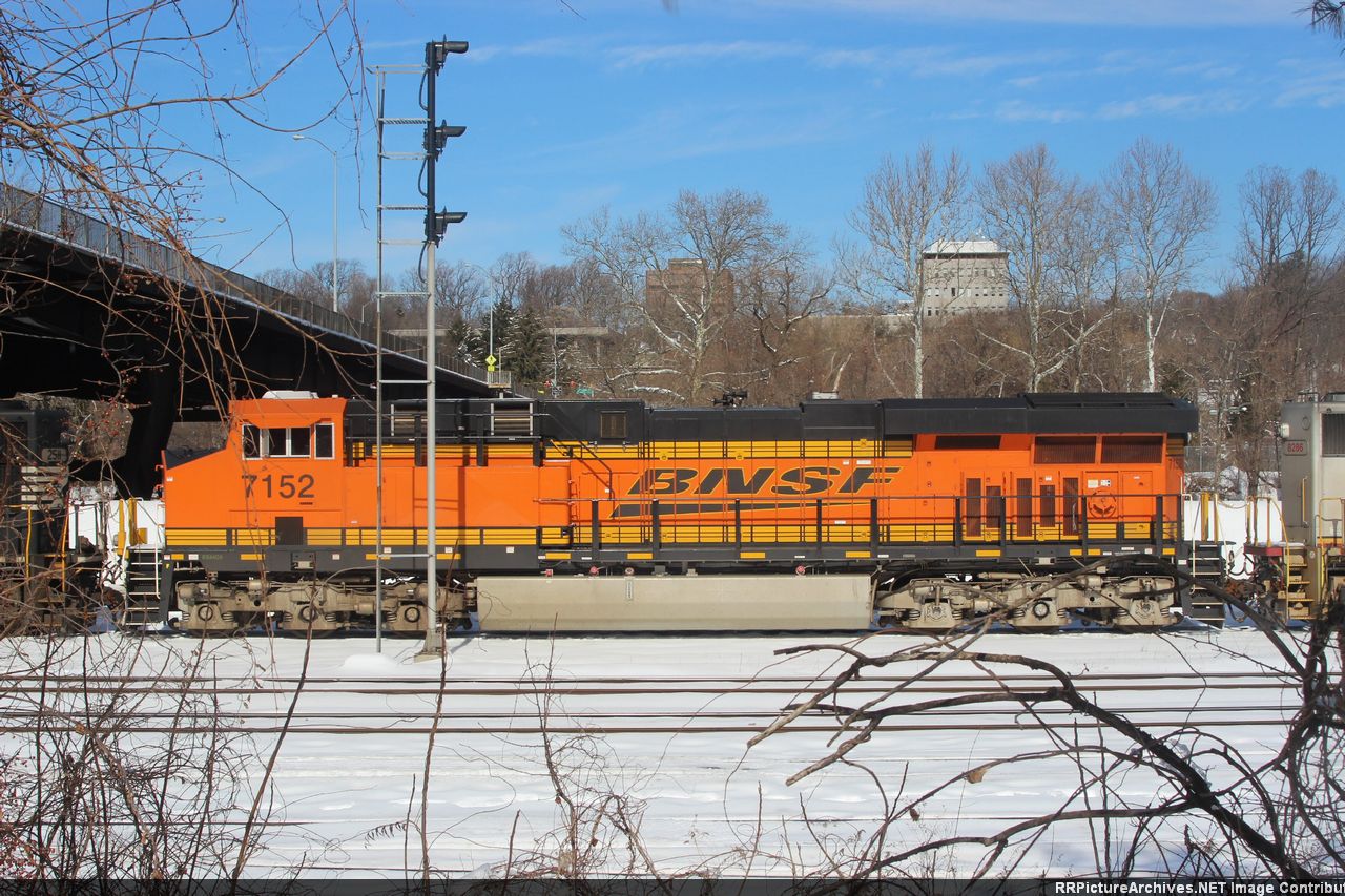 BNSF 7152